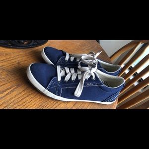 Men’s size 12 blue Taos! Great condition!